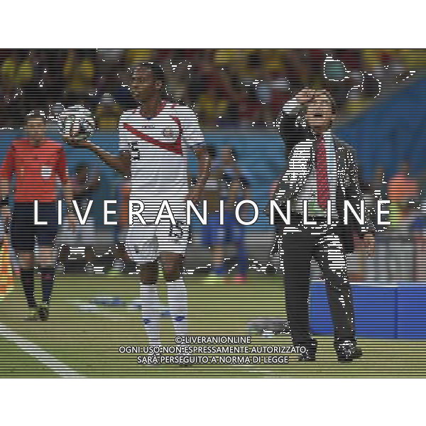 (140629) -- RECIFE, June 29, 2014 () -- Costa Rica\'s coach Jorge Luis Pinto (R) gives instructions during a Round of 16 match between Costa Rica and Greece of 2014 FIFA World Cup at the Arena Pernambuco Stadium in Recife, Brazil, on June 29, 2014.(/Lui Siu Wai)(pcy) AG ALDO LIVERANI SAS ONLY ITALY