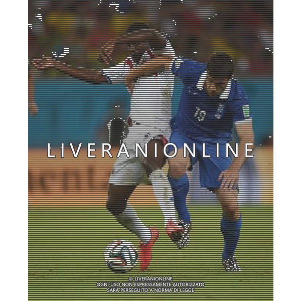 (140629) -- RECIFE, June 29, 2014 () -- Costa Rica\'s Joel Campbell vies with Greece\'s Sokratis Papastathopoulos during a Round of 16 match between Costa Rica and Greece of 2014 FIFA World Cup at the Arena Pernambuco Stadium in Recife, Brazil, on June 29, 2014.(/Guo Yong)(rh) AG ALDO LIVERANI SAS ONLY ITALY