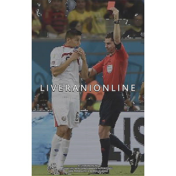 (140629) -- RECIFE, June 29, 2014 () -- Australia\'s referee Benjamin Williams (R) shows a red card to Costa Rica\'s Oscar Duarte during a Round of 16 match between Costa Rica and Greece of 2014 FIFA World Cup at the Arena Pernambuco Stadium in Recife, Brazil, on June 29, 2014.(/Lui Siu Wai)(pcy) AG ALDO LIVERANI SAS ONLY ITALY