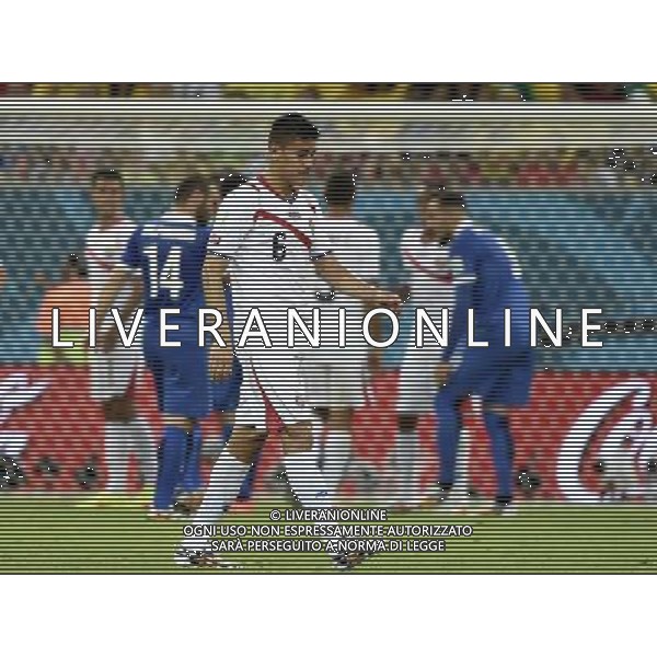 (140629) -- RECIFE, June 29, 2014 () -- Costa Rica\'s Oscar Duarte (front) leaves the field after being given a red card during a Round of 16 match between Costa Rica and Greece of 2014 FIFA World Cup at the Arena Pernambuco Stadium in Recife, Brazil, on June 29, 2014.(/Lui Siu Wai)(pcy) AG ALDO LIVERANI SAS ONLY ITALY