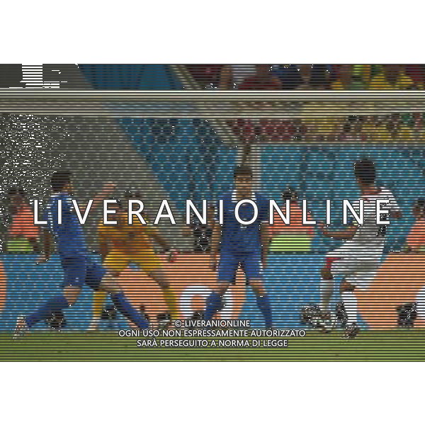 (140629) -- RECIFE, June 29, 2014 () -- Costa Rica\'s Bryan Ruiz (1st R) shoots the goal during a Round of 16 match between Costa Rica and Greece of 2014 FIFA World Cup at the Arena Pernambuco Stadium in Recife, Brazil, on June 29, 2014.(/Cao Can)(rh) AG ALDO LIVERANI SAS ONLY ITALY