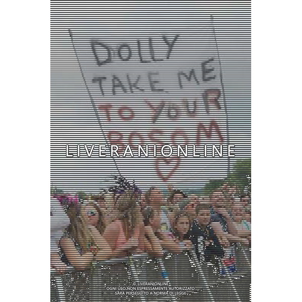 A sign a Dolly Parton\'s set at The Pyramid Stage at Glastonbury Festival 2014, Worthy Farm, Pilton, Somerset, UK on Sunday 29th June 2014. ©photoshot/Agenzia Aldo Liverani sas - ITALY ONLY - EDITORIAL USE ONLY