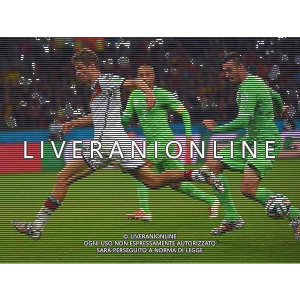 (140630) -- PORTO ALEGRE, June 30, 2014 () -- Germany\'s Thomas Muller (L, front) vies with Algeria\'s Essaid Belkalem during a Round of 16 match between Germany and Algeria of 2014 FIFA World Cup at the Estadio Beira-Rio Stadium in Porto Alegre, Brazil, on June 30, 2014. Germany won 2-1 over Algeria after 120 minutes and qualified for quarter-finals on Monday. (/Li Ga)(pcy) ©photoshot/Agenzia Aldo Liverani sas - ITALY ONLY - EDITORIAL USE ONLY - Germania Vs Algeria Coppa del Mondo FIFA World Cup presso l\'Estadio Stadio Beira-Rio di Porto Alegre, in Brasile, il 30 giugno 2014