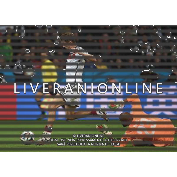 (140630) -- PORTO ALEGRE, June 30, 2014 () -- Germany\'s Thomas Muller (L) runs with the ball during a Round of 16 match between Germany and Algeria of 2014 FIFA World Cup at the Estadio Beira-Rio Stadium in Porto Alegre, Brazil, on June 30, 2014. Germany won 2-1 over Algeria after 120 minutes and qualified for quarter-finals on Monday. (/Li Ga)(pcy) ©photoshot/Agenzia Aldo Liverani sas - ITALY ONLY - EDITORIAL USE ONLY - Germania Vs Algeria Coppa del Mondo FIFA World Cup presso l\'Estadio Stadio Beira-Rio di Porto Alegre, in Brasile, il 30 giugno 2014