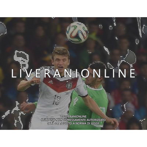 (140630) -- PORTO ALEGRE, June 30, 2014 () -- Germany\'s Thomas Muller (L) vies with Algeria\'s Essaid Belkalem during a Round of 16 match between Germany and Algeria of 2014 FIFA World Cup at the Estadio Beira-Rio Stadium in Porto Alegre, Brazil, on June 30, 2014. (/Li Ga)(pcy) ©photoshot/Agenzia Aldo Liverani sas - ITALY ONLY - EDITORIAL USE ONLY - Germania Vs Algeria Coppa del Mondo FIFA World Cup presso l\'Estadio Stadio Beira-Rio di Porto Alegre, in Brasile, il 30 giugno 2014