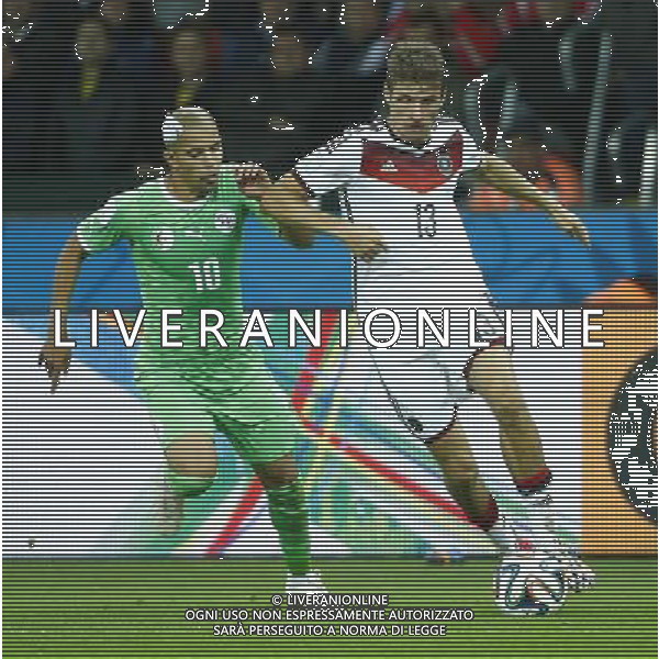 (140630) -- PORTO ALEGRE, June 30, 2014 () -- Germany\'s Thomas Muller vies with Algeria\'s Sofiane Feghouli during a Round of 16 match between Germany and Algeria of 2014 FIFA World Cup at the Estadio Beira-Rio Stadium in Porto Alegre, Brazil, on June 30, 2014. (/Chen Jianli)(rh) ©photoshot/Agenzia Aldo Liverani sas - ITALY ONLY - EDITORIAL USE ONLY - Germania Vs Algeria Coppa del Mondo FIFA World Cup presso l\'Estadio Stadio Beira-Rio di Porto Alegre, in Brasile, il 30 giugno 2014