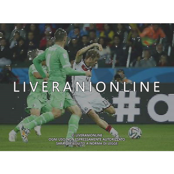 (140630) -- PORTO ALEGRE, June 30, 2014 () -- Germany\'s Thomas Muller passes the ball during a Round of 16 match between Germany and Algeria of 2014 FIFA World Cup at the Estadio Beira-Rio Stadium in Porto Alegre, Brazil, on June 30, 2014. (/Chen Jianli)(rh) ©photoshot/Agenzia Aldo Liverani sas - ITALY ONLY - EDITORIAL USE ONLY - Germania Vs Algeria Coppa del Mondo FIFA World Cup presso l\'Estadio Stadio Beira-Rio di Porto Alegre, in Brasile, il 30 giugno 2014