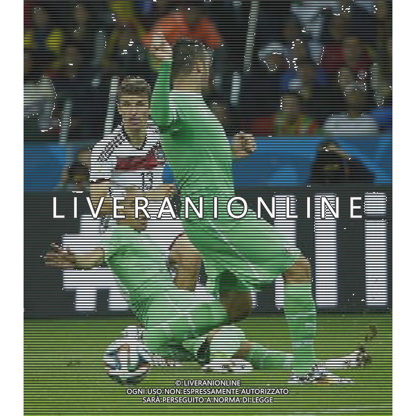 (140630) -- PORTO ALEGRE, June 30, 2014 () -- Algeria\'s Sofiane Feghouli (C) falls down during a Round of 16 match between Germany and Algeria of 2014 FIFA World Cup at the Estadio Beira-Rio Stadium in Porto Alegre, Brazil, on June 30, 2014. (/Chen Jianli)(rh) ©photoshot/Agenzia Aldo Liverani sas - ITALY ONLY - EDITORIAL USE ONLY - Germania Vs Algeria Coppa del Mondo FIFA World Cup presso l\'Estadio Stadio Beira-Rio di Porto Alegre, in Brasile, il 30 giugno 2014