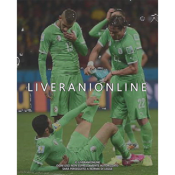 (140630) -- PORTO ALEGRE, June 30, 2014 () -- Algeria\'s Mehdi Mostefa (R, front) helps Rafik Halliche with muscle cramp during a Round of 16 match between Germany and Algeria of 2014 FIFA World Cup at the Estadio Beira-Rio Stadium in Porto Alegre, Brazil, on June 30, 2014. (/Li Ga)(pcy) ©photoshot/Agenzia Aldo Liverani sas - ITALY ONLY - EDITORIAL USE ONLY - Germania Vs Algeria Coppa del Mondo FIFA World Cup presso l\'Estadio Stadio Beira-Rio di Porto Alegre, in Brasile, il 30 giugno 2014