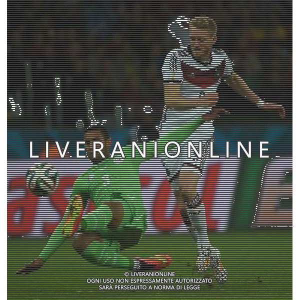 (140630) -- PORTO ALEGRE, June 30, 2014 () -- Algeria\'s Faouzi Ghoualm (L) vies with Germany\'s Andre Schurrle during a Round of 16 match between Germany and Algeria of 2014 FIFA World Cup at the Estadio Beira-Rio Stadium in Porto Alegre, Brazil, on June 30, 2014. (/Li Ga)(pcy) ©photoshot/Agenzia Aldo Liverani sas - ITALY ONLY - EDITORIAL USE ONLY - Germania Vs Algeria Coppa del Mondo FIFA World Cup presso l\'Estadio Stadio Beira-Rio di Porto Alegre, in Brasile, il 30 giugno 2014