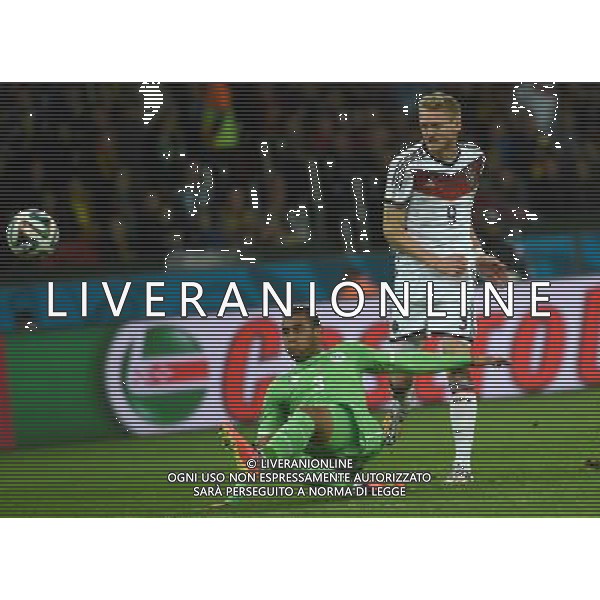 (140630) -- PORTO ALEGRE, June 30, 2014 () -- Algeria\'s Faouzi Ghoualm (L) vies with Germany\'s Andre Schurrle during a Round of 16 match between Germany and Algeria of 2014 FIFA World Cup at the Estadio Beira-Rio Stadium in Porto Alegre, Brazil, on June 30, 2014. (/Li Ga)(pcy) ©photoshot/Agenzia Aldo Liverani sas - ITALY ONLY - EDITORIAL USE ONLY - Germania Vs Algeria Coppa del Mondo FIFA World Cup presso l\'Estadio Stadio Beira-Rio di Porto Alegre, in Brasile, il 30 giugno 2014