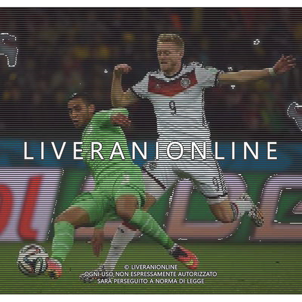 (140630) -- PORTO ALEGRE, June 30, 2014 () -- Algeria\'s Faouzi Ghoualm (L) vies with Germany\'s Andre Schurrle during a Round of 16 match between Germany and Algeria of 2014 FIFA World Cup at the Estadio Beira-Rio Stadium in Porto Alegre, Brazil, on June 30, 2014. (/Li Ga)(pcy) ©photoshot/Agenzia Aldo Liverani sas - ITALY ONLY - EDITORIAL USE ONLY - Germania Vs Algeria Coppa del Mondo FIFA World Cup presso l\'Estadio Stadio Beira-Rio di Porto Alegre, in Brasile, il 30 giugno 2014