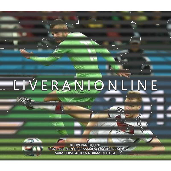 (140630) -- PORTO ALEGRE, June 30, 2014 () -- Algeria\'s Islam Slimani (L) vies with Germany\'s Per Mertesacker during a Round of 16 match between Germany and Algeria of 2014 FIFA World Cup at the Estadio Beira-Rio Stadium in Porto Alegre, Brazil, on June 30, 2014. (/Li Ga)(pcy) ©photoshot/Agenzia Aldo Liverani sas - ITALY ONLY - EDITORIAL USE ONLY - Germania Vs Algeria Coppa del Mondo FIFA World Cup presso l\'Estadio Stadio Beira-Rio di Porto Alegre, in Brasile, il 30 giugno 2014