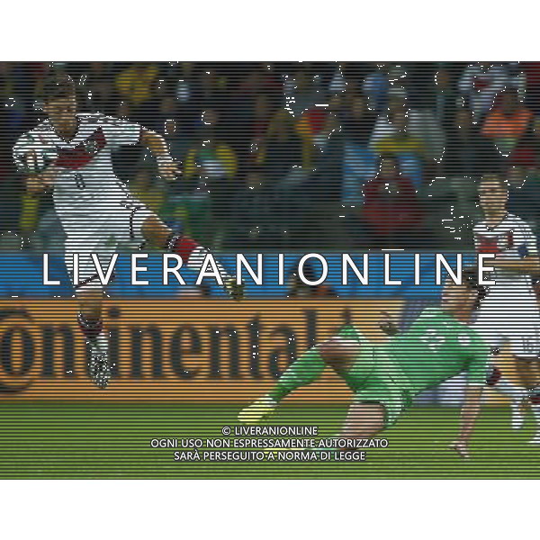 (140630) -- PORTO ALEGRE, June 30, 2014 () -- Germany\'s Mesut Ozil vies with Algeria\'s Mehdi Mostefa during a Round of 16 match between Germany and Algeria of 2014 FIFA World Cup at the Estadio Beira-Rio Stadium in Porto Alegre, Brazil, on June 30, 2014. (/Chen Jianli)(rh) ©photoshot/Agenzia Aldo Liverani sas - ITALY ONLY - EDITORIAL USE ONLY - Germania Vs Algeria Coppa del Mondo FIFA World Cup presso l\'Estadio Stadio Beira-Rio di Porto Alegre, in Brasile, il 30 giugno 2014