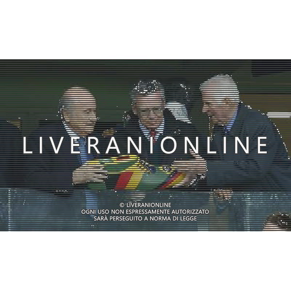 (140630) -- PORTO ALEGRE, June 30, 2014 () -- Germany\'s Interior Minister Thomas de Maiziere (C) and FIFA President Sepp Blatter (L) hold a souvenir before a Round of 16 match between Germany and Algeria of 2014 FIFA World Cup at the Estadio Beira-Rio Stadium in Porto Alegre, Brazil, on June 30, 2014. (/Chen Jianli)(rh) ©photoshot/Agenzia Aldo Liverani sas - ITALY ONLY - EDITORIAL USE ONLY - Germania Vs Algeria Coppa del Mondo FIFA World Cup presso l\'Estadio Stadio Beira-Rio di Porto Alegre, in Brasile, il 30 giugno 2014