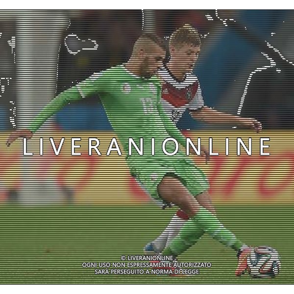 (140630) -- PORTO ALEGRE, June 30, 2014 () -- Algeria\'s Islam Slimani (front) vies with Germany\'s Toni Kroos during a Round of 16 match between Germany and Algeria of 2014 FIFA World Cup at the Estadio Beira-Rio Stadium in Porto Alegre, Brazil, on June 30, 2014. (/Li Ga)(pcy) ©photoshot/Agenzia Aldo Liverani sas - ITALY ONLY - EDITORIAL USE ONLY - Germania Vs Algeria Coppa del Mondo FIFA World Cup presso l\'Estadio Stadio Beira-Rio di Porto Alegre, in Brasile, il 30 giugno 2014