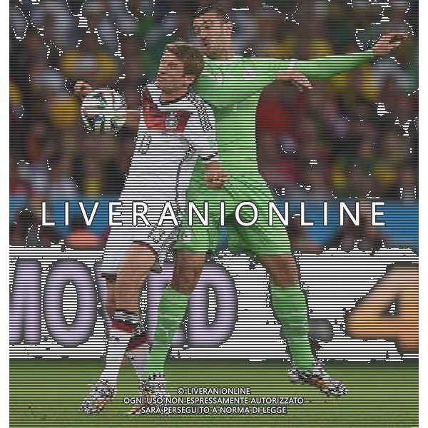 (140630) -- PORTO ALEGRE, June 30, 2014 () -- Germany\'s Thomas Muller (L) vies with Algeria\'s Essaid Belkalem during a Round of 16 match between Germany and Algeria of 2014 FIFA World Cup at the Estadio Beira-Rio Stadium in Porto Alegre, Brazil, on June 30, 2014. (/Li Ga)(pcy) ©photoshot/Agenzia Aldo Liverani sas - ITALY ONLY - EDITORIAL USE ONLY - Germania Vs Algeria Coppa del Mondo FIFA World Cup presso l\'Estadio Stadio Beira-Rio di Porto Alegre, in Brasile, il 30 giugno 2014