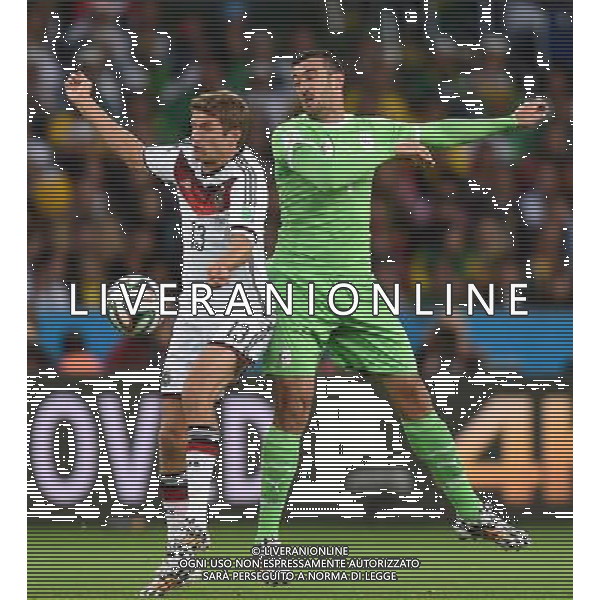 (140630) -- PORTO ALEGRE, June 30, 2014 () -- Germany\'s Thomas Muller (L) vies with Algeria\'s Essaid Belkalem during a Round of 16 match between Germany and Algeria of 2014 FIFA World Cup at the Estadio Beira-Rio Stadium in Porto Alegre, Brazil, on June 30, 2014. (/Li Ga)(pcy) ©photoshot/Agenzia Aldo Liverani sas - ITALY ONLY - EDITORIAL USE ONLY - Germania Vs Algeria Coppa del Mondo FIFA World Cup presso l\'Estadio Stadio Beira-Rio di Porto Alegre, in Brasile, il 30 giugno 2014
