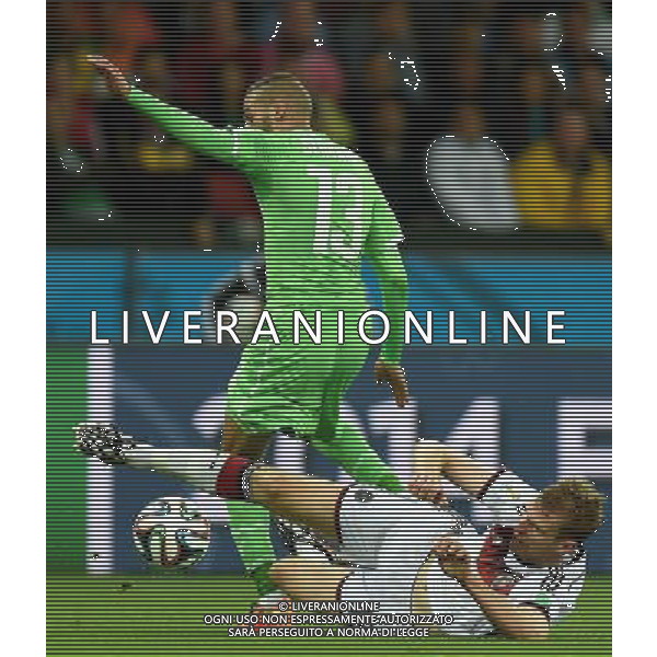 (140630) -- PORTO ALEGRE, June 30, 2014 () -- Germany\'s Per Mertesacker (R) tackles the ball controlled by Algeria\'s Islam Slimani during a Round of 16 match between Germany and Algeria of 2014 FIFA World Cup at the Estadio Beira-Rio Stadium in Porto Alegre, Brazil, on June 30, 2014. (/Li Ga)(pcy) ©photoshot/Agenzia Aldo Liverani sas - ITALY ONLY - EDITORIAL USE ONLY - Germania Vs Algeria Coppa del Mondo FIFA World Cup presso l\'Estadio Stadio Beira-Rio di Porto Alegre, in Brasile, il 30 giugno 2014