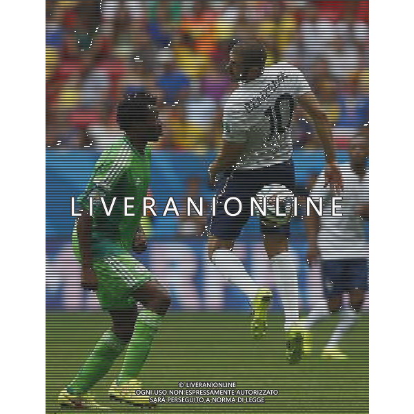(140630) -- BRASILIA, June 30, 2014 () -- France\'s Karim Benzema (R) vies for the ball during a Round of 16 match between France and Nigeria of 2014 FIFA World Cup at the Estadio Nacional Stadium in Brasilia, Brazil, on June 30, 2014. (/Liu Bin)(rh) ©photoshot/Agenzia Aldo Liverani sas - ITALY ONLY - EDITORIAL USE ONLY - Francia v Nigeria Coppa del Mondo FIFA 2014 Nacional stadio Estadio in Brasilia, Brasile, 30 giugno 2014