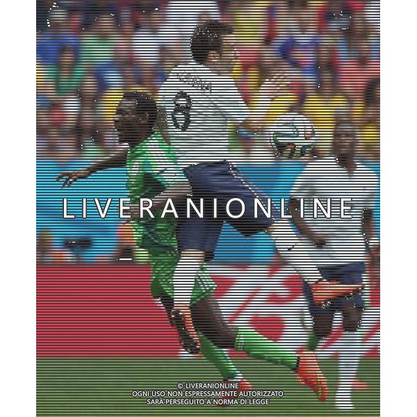 (140630) -- BRASILIA, June 30, 2014 () -- France\'s Mathieu Valbuena vies with Nigeria\'s Juwon Oshaniwa during a Round of 16 match between France and Nigeria of 2014 FIFA World Cup at the Estadio Nacional Stadium in Brasilia, Brazil, on June 30, 2014. (/Li Ming)(rh) ©photoshot/Agenzia Aldo Liverani sas - ITALY ONLY - EDITORIAL USE ONLY - Francia v Nigeria Coppa del Mondo FIFA 2014 Nacional stadio Estadio in Brasilia, Brasile, 30 giugno 2014