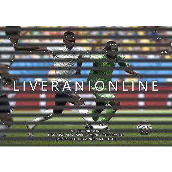 (140630) -- BRASILIA, June 30, 2014 () -- France\'s Paul Pogba vies with Nigeria\'s Victor Moses during a Round of 16 match between France and Nigeria of 2014 FIFA World Cup at the Estadio Nacional Stadium in Brasilia, Brazil, on June 30, 2014. (/Qi Heng)(rh) ©photoshot/Agenzia Aldo Liverani sas - ITALY ONLY - EDITORIAL USE ONLY - Francia v Nigeria Coppa del Mondo FIFA 2014 Nacional stadio Estadio in Brasilia, Brasile, 30 giugno 2014