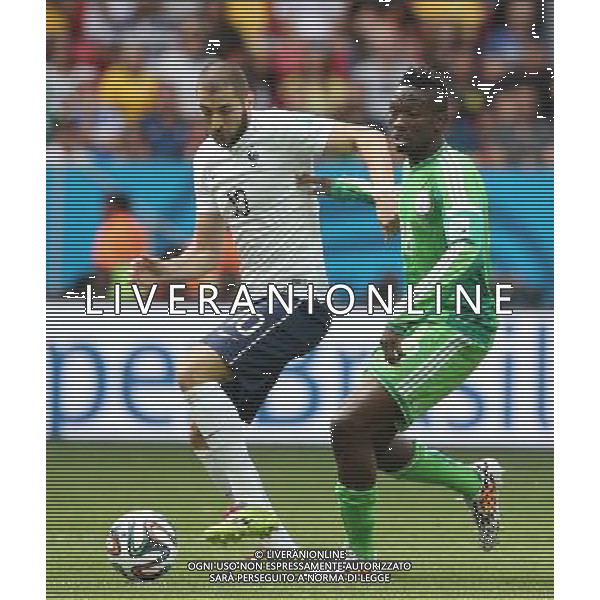 (140630) -- BRASILIA, June 30, 2014 () -- France\'s Karim Benzema vies with Nigeria\'s Kenneth Omeruo during a Round of 16 match between France and Nigeria of 2014 FIFA World Cup at the Estadio Nacional Stadium in Brasilia, Brazil, on June 30, 2014. (/Li Ming)(rh) ©photoshot/Agenzia Aldo Liverani sas - ITALY ONLY - EDITORIAL USE ONLY - Francia v Nigeria Coppa del Mondo FIFA 2014 Nacional stadio Estadio in Brasilia, Brasile, 30 giugno 2014