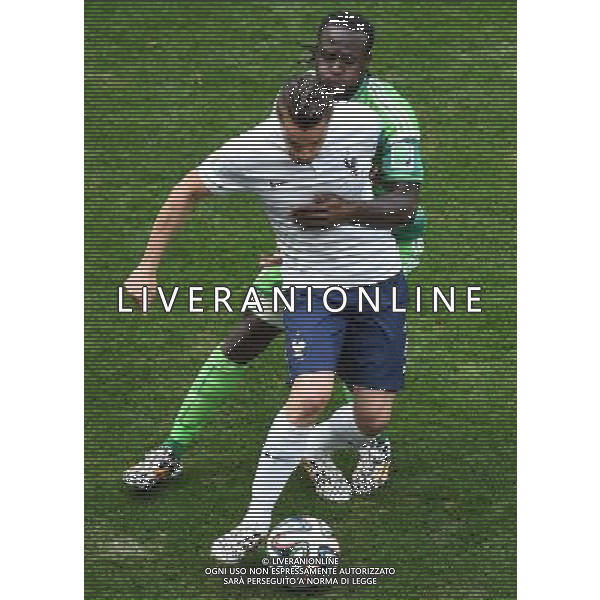 (140630) -- BRASILIA, June 30, 2014 () -- France\'s Mathieu Debuchy vies with Nigeria\'s Victor Moses during a Round of 16 match between France and Nigeria of 2014 FIFA World Cup at the Estadio Nacional Stadium in Brasilia, Brazil, on June 30, 2014. (/Liu Dawei)(rh) ©photoshot/Agenzia Aldo Liverani sas - ITALY ONLY - EDITORIAL USE ONLY - Francia v Nigeria Coppa del Mondo FIFA 2014 Nacional stadio Estadio in Brasilia, Brasile, 30 giugno 2014