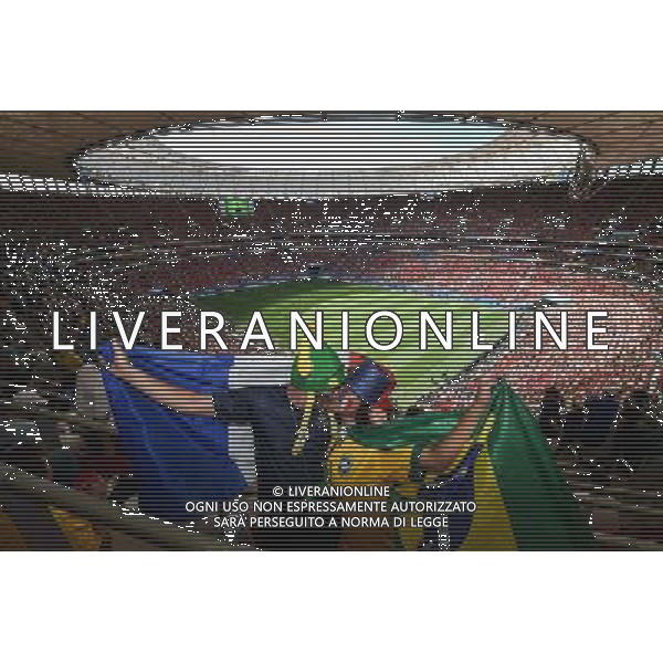 (140630) -- BRASILIA, June 30, 2014 () -- A France\'s couple kiss during a Round of 16 match between France and Nigeria of 2014 FIFA World Cup at the Estadio Nacional Stadium in Brasilia, Brazil, on June 30, 2014. (/Liu Dawei)(rh) ©photoshot/Agenzia Aldo Liverani sas - ITALY ONLY - EDITORIAL USE ONLY - Francia v Nigeria Coppa del Mondo FIFA 2014 Nacional stadio Estadio in Brasilia, Brasile, 30 giugno 2014