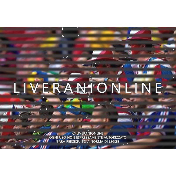 (140630) -- BRASILIA, June 30, 2014 () -- France\'s fans pose before a Round of 16 match between France and Nigeria of 2014 FIFA World Cup at the Estadio Nacional Stadium in Brasilia, Brazil, on June 30, 2014. (/Liu Bin)(rh) ©photoshot/Agenzia Aldo Liverani sas - ITALY ONLY - EDITORIAL USE ONLY - Francia v Nigeria Coppa del Mondo FIFA 2014 Nacional stadio Estadio in Brasilia, Brasile, 30 giugno 2014