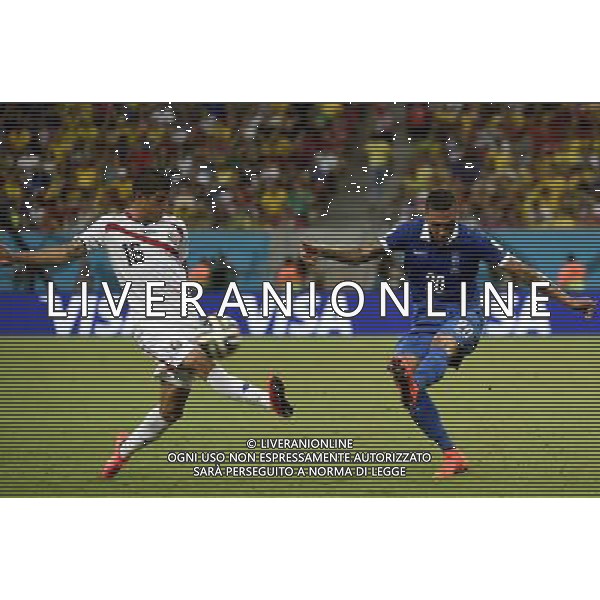 (140629) -- RECIFE, June 29, 2014 () -- Costa Rica\'s Christian Gamboa (L) vies with Greece\'s Jose Cholevas during a Round of 16 match between Costa Rica and Greece of 2014 FIFA World Cup at the Arena Pernambuco Stadium in Recife, Brazil, on June 29, 2014.(/Lui Siu Wai)(pcy) ©photoshot/Agenzia Aldo Liverani sas - ITALY ONLY - EDITORIAL USE ONLY - Costa Rica Vs Grecia Coppa del mondo FIFA 2014 allo stadio Arena Pernambuco di Recife, in Brasile, il 29 giugno 2014
