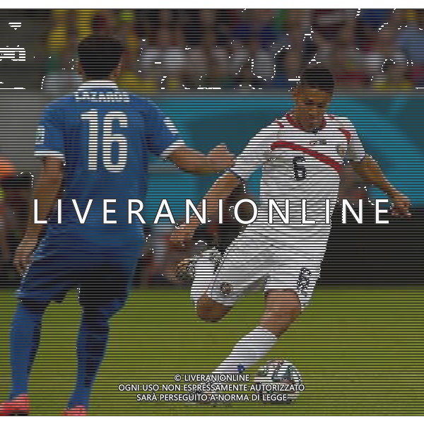 (140629) -- RECIFE, June 29, 2014 () -- Costa Rica\'s Oscar Duarte passes the ball during a Round of 16 match between Costa Rica and Greece of 2014 FIFA World Cup at the Arena Pernambuco Stadium in Recife, Brazil, on June 29, 2014.(/Guo Yong)(rh) ©photoshot/Agenzia Aldo Liverani sas - ITALY ONLY - EDITORIAL USE ONLY - Costa Rica Vs Grecia Coppa del mondo FIFA 2014 allo stadio Arena Pernambuco di Recife, in Brasile, il 29 giugno 2014