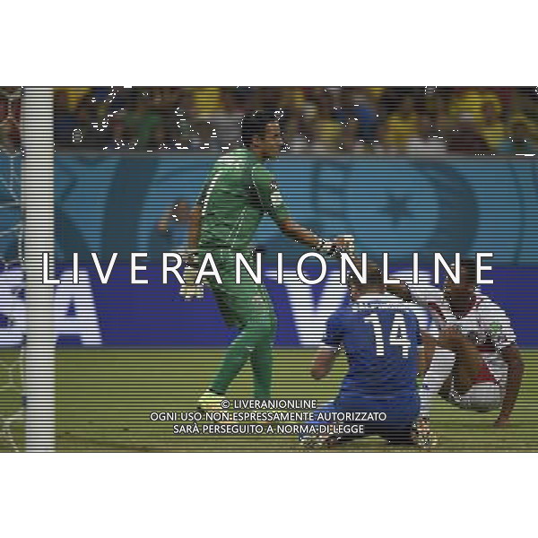 (140629) -- RECIFE, June 29, 2014 () -- Costa Rica\'s goalkeeper Keilor Navas (L) pulls up Celso Borges (R) who defends against the attack of Greece\'s Dimitris Salpingidis (C) during a Round of 16 match between Costa Rica and Greece of 2014 FIFA World Cup at the Arena Pernambuco Stadium in Recife, Brazil, on June 29, 2014.(/Lui Siu Wai)(pcy) ©photoshot/Agenzia Aldo Liverani sas - ITALY ONLY - EDITORIAL USE ONLY - Costa Rica Vs Grecia Coppa del mondo FIFA 2014 allo stadio Arena Pernambuco di Recife, in Brasile, il 29 giugno 2014