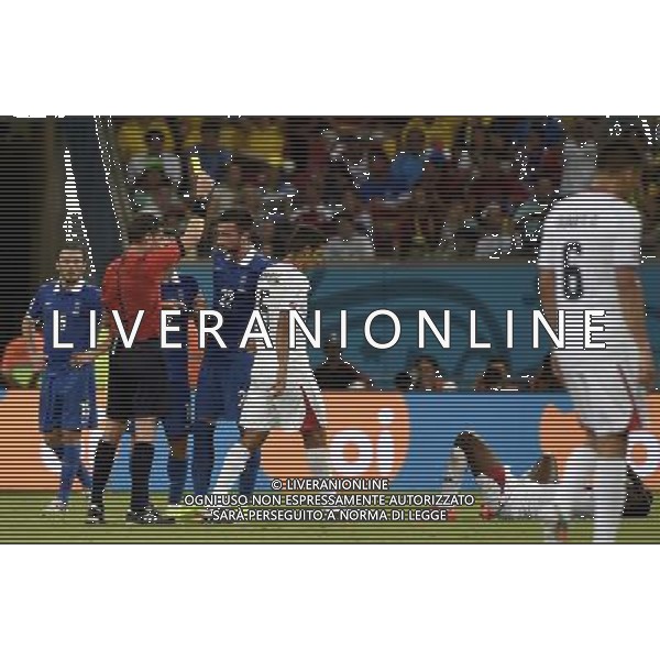 (140629) -- RECIFE, June 29, 2014 () -- Australia\'s referee Benjamin Williams (2nd L) shows a yellow card to Greece\'s Andreas Samaris (4th L) during a Round of 16 match between Costa Rica and Greece of 2014 FIFA World Cup at the Arena Pernambuco Stadium in Recife, Brazil, on June 29, 2014.(/Lui Siu Wai)(pcy) ©photoshot/Agenzia Aldo Liverani sas - ITALY ONLY - EDITORIAL USE ONLY - Costa Rica Vs Grecia Coppa del mondo FIFA 2014 allo stadio Arena Pernambuco di Recife, in Brasile, il 29 giugno 2014