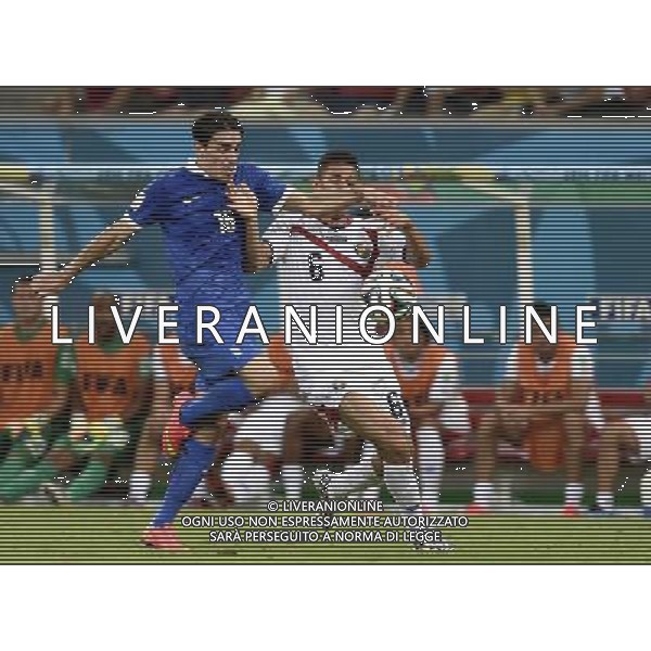 (140629) -- RECIFE, June 29, 2014 () -- Costa Rica\'s Oscar Duarte (R) vies with Greece\'s Lazaros Christodoulopoulos during a Round of 16 match between Costa Rica and Greece of 2014 FIFA World Cup at the Arena Pernambuco Stadium in Recife, Brazil, on June 29, 2014.(/Yang Lei)(xzj) ©photoshot/Agenzia Aldo Liverani sas - ITALY ONLY - EDITORIAL USE ONLY - Costa Rica Vs Grecia Coppa del mondo FIFA 2014 allo stadio Arena Pernambuco di Recife, in Brasile, il 29 giugno 2014