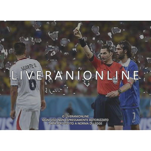 (140629) -- RECIFE, June 29, 2014 () -- Australia\'s referee Benjamin Williams (2nd R) shows a yellow card to Costa Rica\'s Oscar Duarte (L) during a Round of 16 match between Costa Rica and Greece of 2014 FIFA World Cup at the Arena Pernambuco Stadium in Recife, Brazil, on June 29, 2014.(/Lui Siu Wai)(pcy) ©photoshot/Agenzia Aldo Liverani sas - ITALY ONLY - EDITORIAL USE ONLY - Costa Rica Vs Grecia Coppa del mondo FIFA 2014 allo stadio Arena Pernambuco di Recife, in Brasile, il 29 giugno 2014