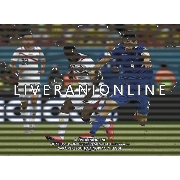 (140629) -- RECIFE, June 29, 2014 () -- Greece\'s Kostas Manolas (R, front) competes with Costa Rica\'s Joel Campbell during a Round of 16 match between Costa Rica and Greece of 2014 FIFA World Cup at the Arena Pernambuco Stadium in Recife, Brazil, on June 29, 2014.(/Yang Lei)(xzj) ©photoshot/Agenzia Aldo Liverani sas - ITALY ONLY - EDITORIAL USE ONLY - Costa Rica Vs Grecia Coppa del mondo FIFA 2014 allo stadio Arena Pernambuco di Recife, in Brasile, il 29 giugno 2014