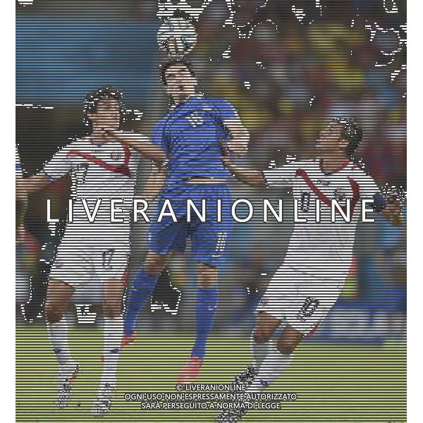 (140629) -- RECIFE, June 29, 2014 () -- Greece\'s Lazaros Christodoulopoulos (C) competes for a header with Costa Rica\'s Yeltsin Tejeda (L) and Bryan Ruiz (R) during a Round of 16 match between Costa Rica and Greece of 2014 FIFA World Cup at the Arena Pernambuco Stadium in Recife, Brazil, on June 29, 2014.(/Yang Lei)(xzj) ©photoshot/Agenzia Aldo Liverani sas - ITALY ONLY - EDITORIAL USE ONLY - Costa Rica Vs Grecia Coppa del mondo FIFA 2014 allo stadio Arena Pernambuco di Recife, in Brasile, il 29 giugno 2014