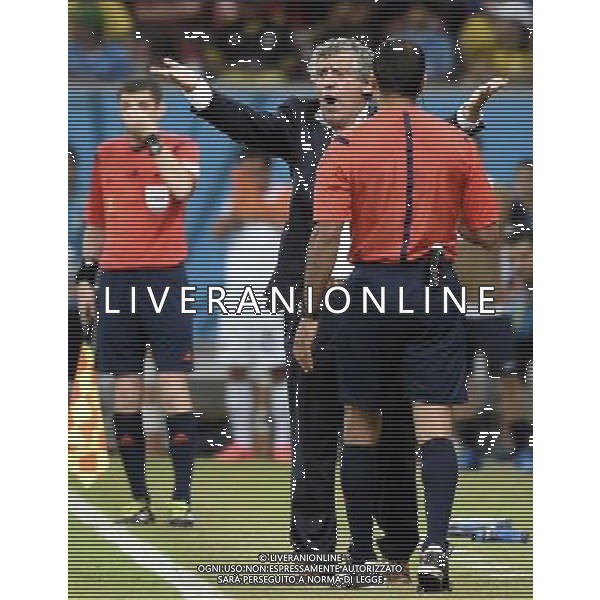 (140629) -- RECIFE, June 29, 2014 () -- Greece\'s coach Fernando Santos (C) reacts during a Round of 16 match between Costa Rica and Greece of 2014 FIFA World Cup at the Arena Pernambuco Stadium in Recife, Brazil, on June 29, 2014.(/Lui Siu Wai)(pcy) ©photoshot/Agenzia Aldo Liverani sas - ITALY ONLY - EDITORIAL USE ONLY - Costa Rica Vs Grecia Coppa del mondo FIFA 2014 allo stadio Arena Pernambuco di Recife, in Brasile, il 29 giugno 2014