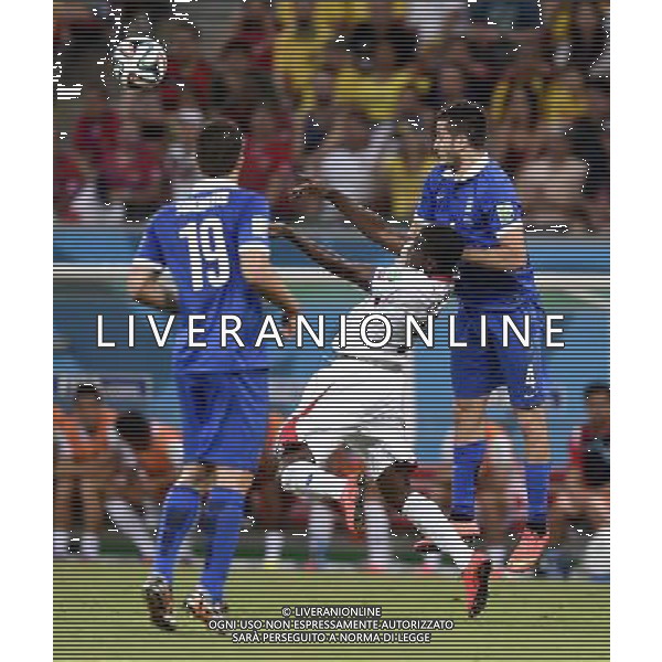 (140629) -- RECIFE, June 29, 2014 () -- Costa Rica\'s Joel Campbell (C) competes for a header with Greece\'s Sokratis Papastathopoulos (L) and Kostas Manolas (R) during a Round of 16 match between Costa Rica and Greece of 2014 FIFA World Cup at the Arena Pernambuco Stadium in Recife, Brazil, on June 29, 2014.(/Yang Lei)(xzj) ©photoshot/Agenzia Aldo Liverani sas - ITALY ONLY - EDITORIAL USE ONLY - Costa Rica Vs Grecia Coppa del mondo FIFA 2014 allo stadio Arena Pernambuco di Recife, in Brasile, il 29 giugno 2014