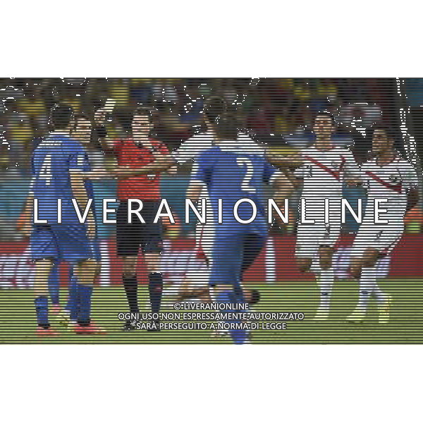 (140629) -- RECIFE, June 29, 2014 () -- Australia\'s referee Benjamin Williams (3rd L) shows a yellow card to Greece\'s Kostas Manolas (1st L) during a Round of 16 match between Costa Rica and Greece of 2014 FIFA World Cup at the Arena Pernambuco Stadium in Recife, Brazil, on June 29, 2014.(/Lui Siu Wai)(pcy) ©photoshot/Agenzia Aldo Liverani sas - ITALY ONLY - EDITORIAL USE ONLY - Costa Rica Vs Grecia Coppa del mondo FIFA 2014 allo stadio Arena Pernambuco di Recife, in Brasile, il 29 giugno 2014