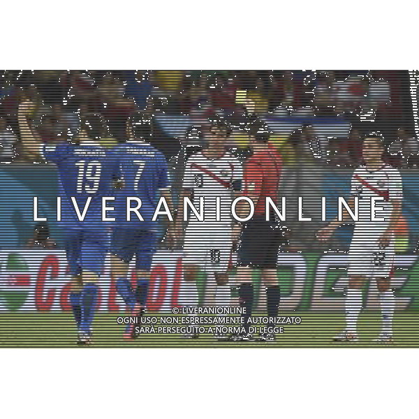 (140629) -- RECIFE, June 29, 2014 (Xinhua) -- Australia\'s referee Benjamin Williams (2nd R) shows a yellow card to Costa Rica\'s Bryan Ruiz (3rd R) during a Round of 16 match between Costa Rica and Greece of 2014 FIFA World Cup at the Arena Pernambuco Stadium in Recife, Brazil, on June 29, 2014.(Xinhua/Lui Siu Wai)(pcy) ©photoshot/Agenzia Aldo Liverani sas - ITALY ONLY - EDITORIAL USE ONLY - Costa Rica Vs Grecia Coppa del mondo FIFA 2014 allo stadio Arena Pernambuco di Recife, in Brasile, il 29 giugno 2014