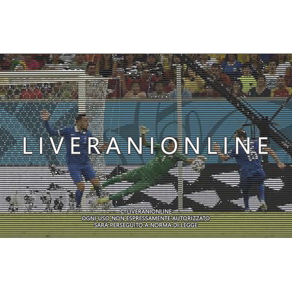 (140629) -- RECIFE, June 29, 2014 () -- Costa Rica\'s goalkeeper Keilor Navas (C) saves the ball during a Round of 16 match between Costa Rica and Greece of 2014 FIFA World Cup at the Arena Pernambuco Stadium in Recife, Brazil, on June 29, 2014.(/Lui Siu Wai)(pcy) ©photoshot/Agenzia Aldo Liverani sas - ITALY ONLY - EDITORIAL USE ONLY - Costa Rica Vs Grecia Coppa del mondo FIFA 2014 allo stadio Arena Pernambuco di Recife, in Brasile, il 29 giugno 2014