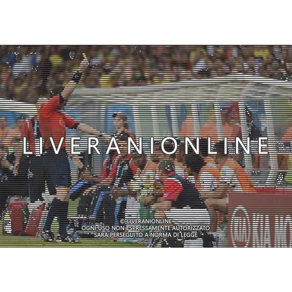 (140629) -- RECIFE, June 29, 2014 () -- Australia\'s referee Benjamin Williams (L) shows a yellow card to Costa Rica\'s No.13 Esteban Granados who sits on the bench during a Round of 16 match between Costa Rica and Greece of 2014 FIFA World Cup at the Arena Pernambuco Stadium in Recife, Brazil, on June 29, 2014.(/Lui Siu Wai)(pcy) ©photoshot/Agenzia Aldo Liverani sas - ITALY ONLY - EDITORIAL USE ONLY - Costa Rica Vs Grecia Coppa del mondo FIFA 2014 allo stadio Arena Pernambuco di Recife, in Brasile, il 29 giugno 2014