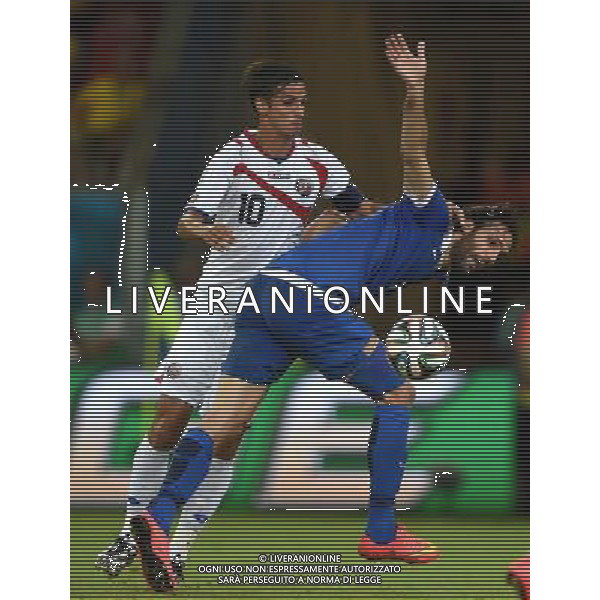 (140629) -- RECIFE, June 29, 2014 () -- Costa Rica\'s Bryan Ruiz vies with Greece\'s Giorgios Samaras during a Round of 16 match between Costa Rica and Greece of 2014 FIFA World Cup at the Arena Pernambuco Stadium in Recife, Brazil, on June 29, 2014.(/Guo Yong)(rh) ©photoshot/Agenzia Aldo Liverani sas - ITALY ONLY - EDITORIAL USE ONLY - Costa Rica Vs Grecia Coppa del mondo FIFA 2014 allo stadio Arena Pernambuco di Recife, in Brasile, il 29 giugno 2014