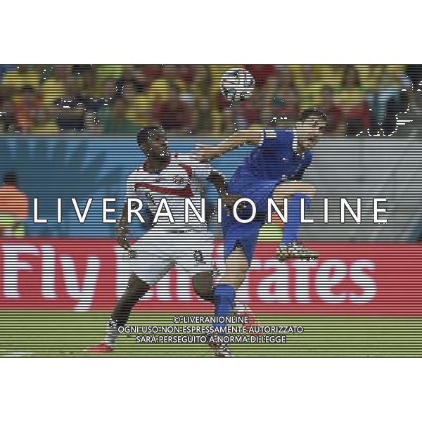 (140629) -- RECIFE, June 29, 2014 () -- Costa Rica\'s Joel Campbell (L) vies with Greece\'s Sokratis Papastathopoulos during a Round of 16 match between Costa Rica and Greece of 2014 FIFA World Cup at the Arena Pernambuco Stadium in Recife, Brazil, on June 29, 2014.(/Lui Siu Wai)(pcy) ©photoshot/Agenzia Aldo Liverani sas - ITALY ONLY - EDITORIAL USE ONLY - Costa Rica Vs Grecia Coppa del mondo FIFA 2014 allo stadio Arena Pernambuco di Recife, in Brasile, il 29 giugno 2014