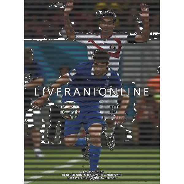 (140629) -- RECIFE, June 29, 2014 () -- Costa Rica\'s Bryan Ruiz vies with Greece\'s Sokratis Papastathopoulos during a Round of 16 match between Costa Rica and Greece of 2014 FIFA World Cup at the Arena Pernambuco Stadium in Recife, Brazil, on June 29, 2014.(/Guo Yong)(rh) ©photoshot/Agenzia Aldo Liverani sas - ITALY ONLY - EDITORIAL USE ONLY - Costa Rica Vs Grecia Coppa del mondo FIFA 2014 allo stadio Arena Pernambuco di Recife, in Brasile, il 29 giugno 2014