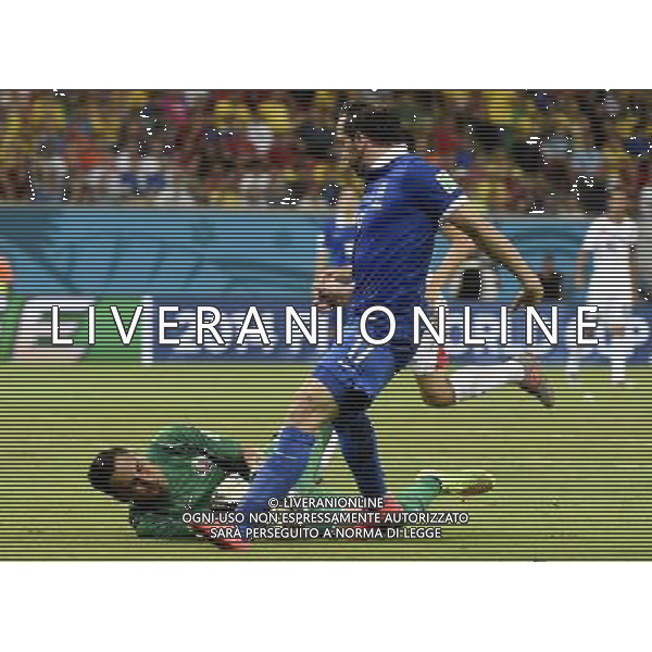 (140629) -- RECIFE, June 29, 2014 () -- Costa Rica\'s goalkeeper Keilor Navas (bottom) saves the ball during a Round of 16 match between Costa Rica and Greece of 2014 FIFA World Cup at the Arena Pernambuco Stadium in Recife, Brazil, on June 29, 2014.(/Lui Siu Wai)(pcy) ©photoshot/Agenzia Aldo Liverani sas - ITALY ONLY - EDITORIAL USE ONLY - Costa Rica Vs Grecia Coppa del mondo FIFA 2014 allo stadio Arena Pernambuco di Recife, in Brasile, il 29 giugno 2014