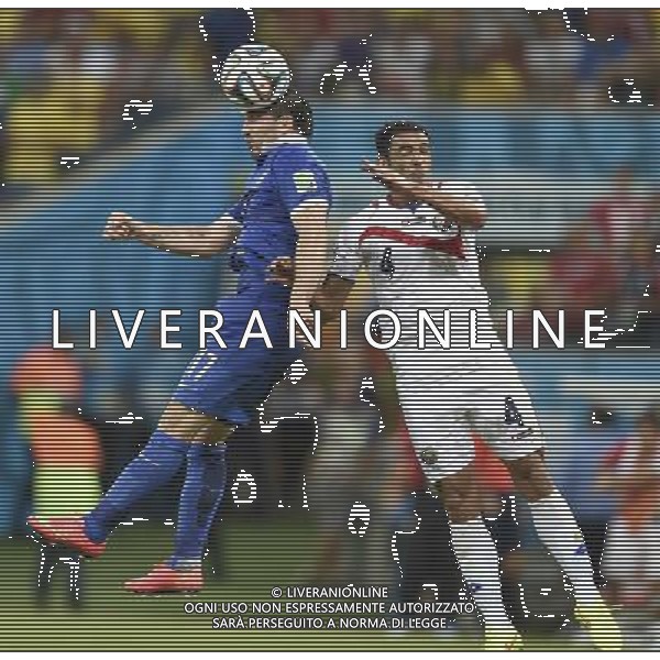 (140629) -- RECIFE, June 29, 2014 () -- Costa Rica\'s Michael Umana (R) competes for a header with Greece\'s Theofanis Gekas during a Round of 16 match between Costa Rica and Greece of 2014 FIFA World Cup at the Arena Pernambuco Stadium in Recife, Brazil, on June 29, 2014.(/Yang Lei)(xzj) ©photoshot/Agenzia Aldo Liverani sas - ITALY ONLY - EDITORIAL USE ONLY - Costa Rica Vs Grecia Coppa del mondo FIFA 2014 allo stadio Arena Pernambuco di Recife, in Brasile, il 29 giugno 2014