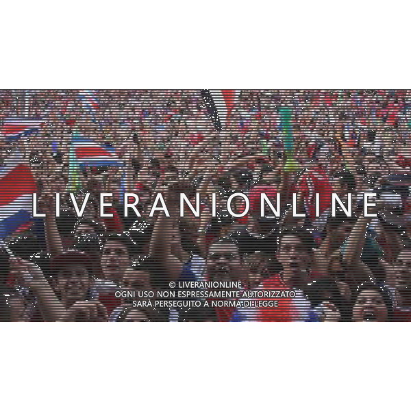 COSTA RICA-SAN JOSE-MUNDIAL 2014-GRECIA VS COSTA RICA (140629) -- SAN JOSE, junio 29, 2014 (Xinhua) -- Aficionados de la selección de Costa Rica celebran el gol conta Grecia, en la Plaza de la Democracia, en San José, capital de Costa Rica, el 29 de junio de 2014. Costa Rica juega contra Grecia en la segunda ronda de la Copa Mundial de la FIFA Brasil 2014. (Xinhua/Kent Gilbert) ©photoshot/Agenzia Aldo Liverani sas - ITALY ONLY - EDITORIAL USE ONLY - Costa Rica Vs Grecia Coppa del mondo FIFA 2014 allo stadio Arena Pernambuco di Recife, in Brasile, il 29 giugno 2014